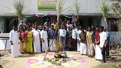 ஆத்தூரில் வேளாண் கல்லூரி மாணவர்கள் சமத்துவ பொங்கல் வைத்து கொண்டாடிய காட்சி.