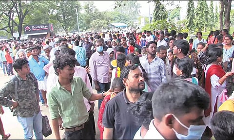 பூங்காவிற்கு வருகை தந்த பொதுமக்களை படத்தில் காணலாம்.