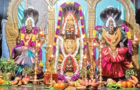  சிறப்பு  அலங்காரத்தில்  பவானி அம்மன்.