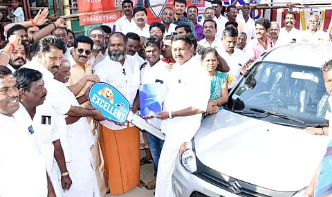 மாடுபிடி வீரர் கண்ணனுக்கான கார் பரிசை முன்னாள் அமைச்சர் ஆர்.பி.உதயகுமார் வழங்கினார்.