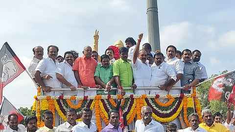 அ.தி.மு.க. மாவட்ட செயலாளர் தச்சை கணேசராஜா எம்.ஜி.ஆர். சிலைக்கு மாலை அணிவித்து மரியாதை செலுத்திய போது எடுத்தபடம்.&nbsp;