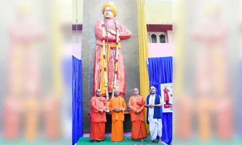 புதிதாக திறக்கப்பட்ட 20 அடி உயர விவேகானந்தர் சிலை.