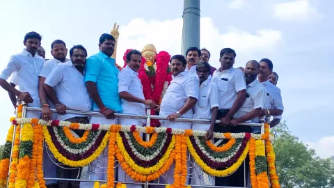 எம்.ஜி.ஆர்.சிலைக்கு மாவட்ட செயலாளர் வி.கே.பி.சங்கர் தலைமையில் மாலை அணிவித்த ஓ.பி.எஸ். அணியினர்.