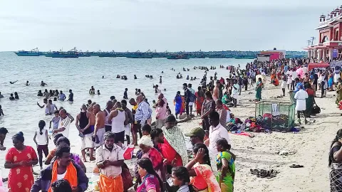 ராமேசுவரம் கோவிலில் பக்தர்கள் வழிபாடு