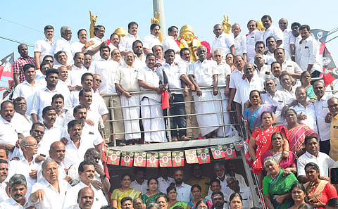 எம்.ஜி.ஆர். சிலைக்கு அ.தி.மு.க.வினர் மரியாதை