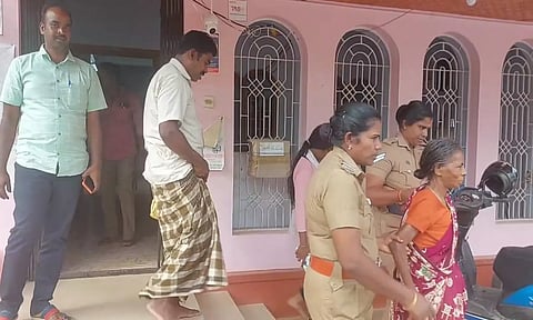 போலீசார் மீட்டு உறவினரிடம் ஒப்படைத்தபோது எடுத்த படம்&nbsp;