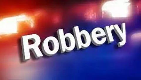 டாக்டர் வீட்டில் கதவை உடைத்து 5 பவுன், ரூ.2.15 லட்சம் கொள்ளை