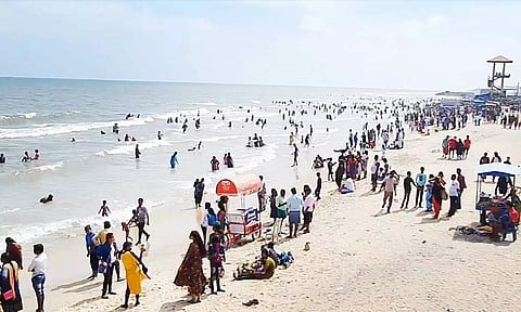 வேளாங்கண்ணியில் குவிந்த சுற்றுலா பயணிகள் கூட்டத்தின் ஒரு பகுதி.