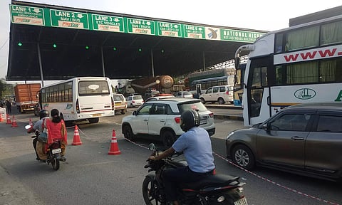 பரனூர் சுங்கச்சாவடியில் கடும் போக்குவரத்து நெரிசல்- கட்டணமின்றி வாகனங்கள் அனுமதி