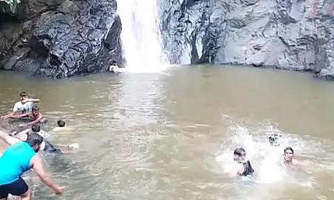 கோரையாற்றில் மக்கள் உற்சாக குளியல்