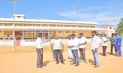 குடியரசுதின விழா நடைபெறும் அண்ணா விளையாட்டு அரங்கத்தில் ஆர்.டி.ஓ. சேதுராமலிங்கம் ஆய்வு செய்தபோது எடுத்த படம்.