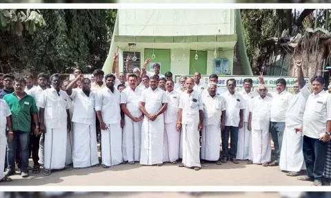 எம்.ஜி.ஆர். சிலைக்கு மரியாதை செலுத்திய ஓ.பி.எஸ். அணியினர்.