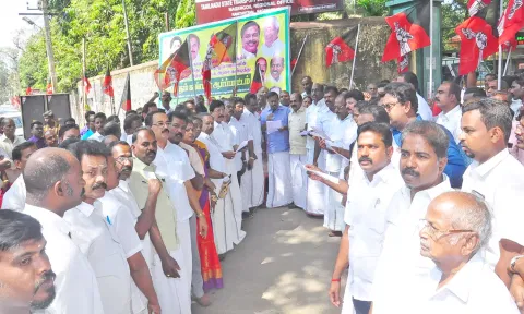 ராணித்தோட்டம்  டெம்போ முன்பு அண்ணா தொழிற்சங்கத்தினர் கண்டன ஆர்ப்பாட்டம் - தளவாய்சுந்தரம் எம்.எல்.ஏ. தலைமையில் கட்சியினர் பங்கேற்றனர்