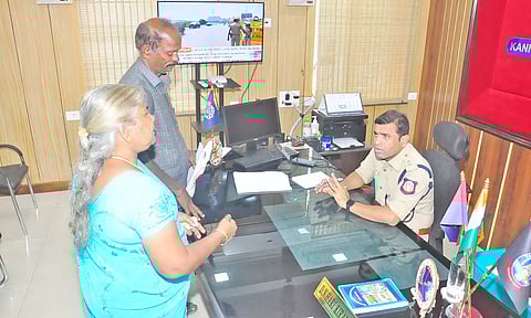 நாகர்கோவிலில் இன்று போலீஸ் சூப்பிரண்டுஅலுவலகத்தில் மனு கொடுக்க வந்த பெண் மயங்கியதால் பரபரப்பு