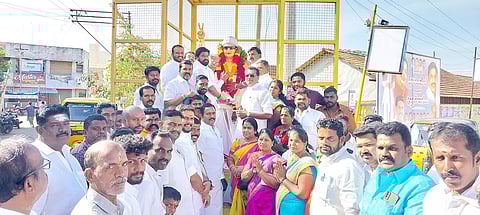 காரைக்குடியில்  எம்.ஜி.ஆர். சிலைக்கு ஓ.பி.எஸ். அணியினர் மாலை அணிவிப்பு