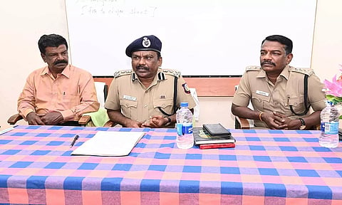 நிகழ்ச்சியில் டி.ஐ.ஜி. முத்துசாமி பேசிய காட்சி.