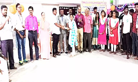 இருளர் பழங்குடி மாணவர்களுக்கு கல்வி உதவித்தொகை