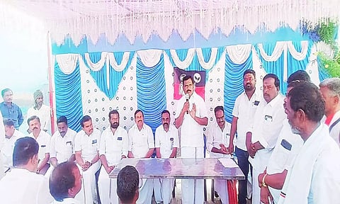 எம்.ஜி.ஆர். சிலைக்கு மாலை அணிவிப்பு