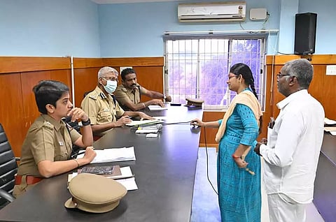 மாநகர போலீஸ் கமிஷனர் ராஜேந்திரன் தலைமையில் குறைதீர்க்கும் நாள் முகாம்  நடைபெற்ற போது எடுத்தபடம்.