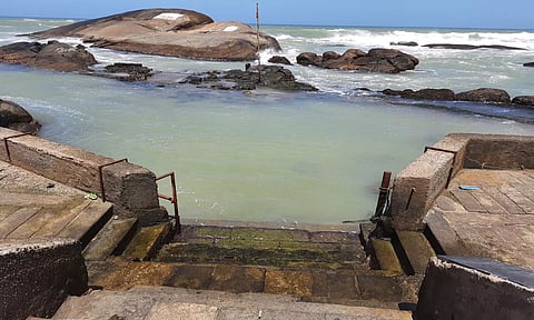 தை அமாவாசையையொட்டி கன்னியாகுமரி கடலில் பக்தர்கள் புனித நீராடி முன்னோர்களுக்கு தர்ப்பணம் கொடுக்கும் நிகழ்ச்சி