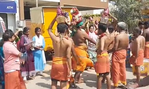 சுருளியிலிருந்து தீர்த்தம் எடுத்து வந்த பக்தர்களை படத்தில் காணலாம்.