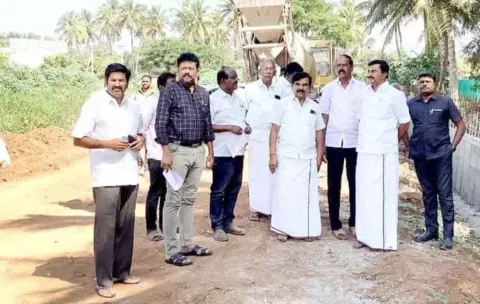குளத்தை அமைச்சர் மு.பெ.சாமிநாதன் ஆய்வு செய்தபோது எடுத்தபடம்.