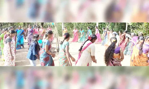 கும்மியடித்து மகிழ்ந்த பெண்கள்.