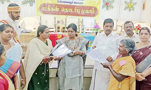 முகாமில் பயனாளிகளுக்கு கலெக்டர் லலிதா, நிவேதா முருகன் எம்.எல்.ஏ. ஆகியோர் நலத்திட்ட உதவிகள் வழங்கினர்.