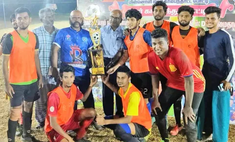 போட்டியில் வெற்றி பெற்ற காயல்பட்டினம் அணிக்கு சாகுபுரம் டி.சி.டபிள்யூ நிறுவன மூத்த பொது மேலாளர் கேசவன் பரிசுக்கோப்பை வழங்கிய போது எடுத்தபடம்.