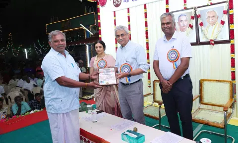சிறப்பாக பணியாற்றும் தொழிலாளர்களுக்கு ராம்கோ சேர்மன்  பி.ஆர்.வெங்கட்ராமராஜா பாராட்டு சான்றிதழ் வழங்கினார்.