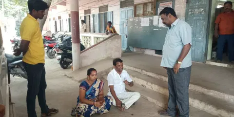 பெண் பஞ்சாயத்து தலைவர் தர்ணா போராட்டத்தில் ஈடுபட்டார்.