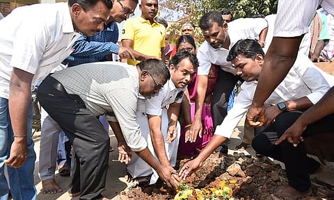 தென்மலையில் தார் சாலை அமைக்கும் பணிக்கான பூமி பூஜை யூனியன் சேர்மன் பொன் முத்தையா பாண்டியன் தலைமையில் நடைபெற்ற போது எடுத்த படம்.