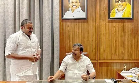 அமைச்சர் கே.என். நேருவை சந்தித்து ராஜா எம்.எல்.ஏ. கோரிக்கை மனு அளித்த காட்சி.