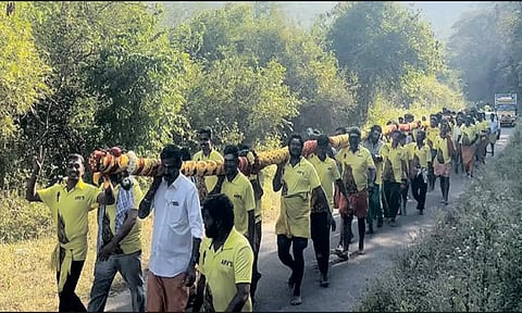 கொடி மரம் ஊர்வலமாக எடுத்து வரப்பட்ட காட்சி.