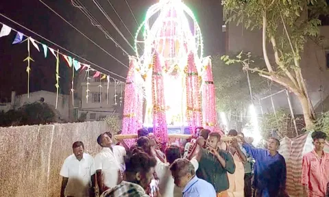 காடம்பாடியில் தேர்பவனி நடைபெற்றது.