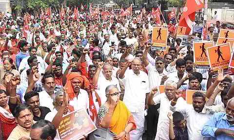 கவர்னர் பதவி விலக கோரி மார்க்சிஸ்டு கம்யூனிஸ்டு கட்சியினர் முற்றுகை போராட்டம்