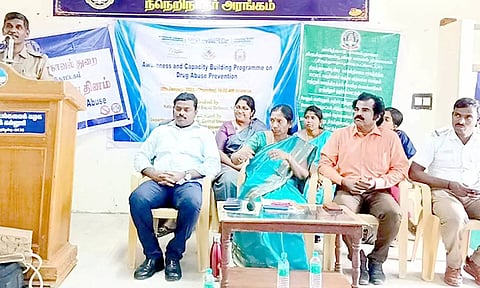 கருத்தரங்கில் இன்ஸ்பெக்டர் கழனியப்பன் பேசினார்.