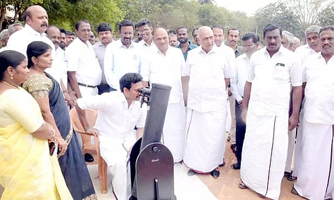 அரசு பள்ளியில் வானியல் ஆய்வகத்தை அமைச்சா் அன்பில் மகேஸ் பொய்யாமொழி திறந்து வைத்து தொலைநோக்கி கருவியை பார்வையிட்டார்.&nbsp;