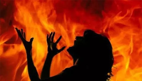 திருமணமான 1½ ஆண்டுகளில் இளம் பெண் தீக்குளிப்பு