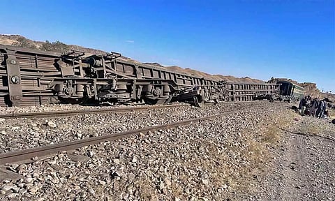 பாகிஸ்தானில் குண்டு வெடித்ததில் ரெயில் தடம் புரண்டது- பிரிவினைவாத அமைப்பு பொறுப்பேற்பு
