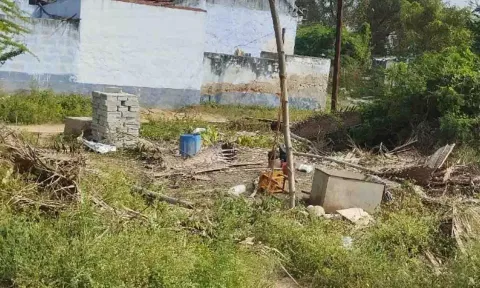 இடிக்கப்பட்ட குடிசை வீடு.
