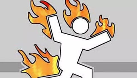 வேறு ஒருவருடன் காதலிக்கு நிச்சயம்- உடலில் பெட்ரோல் ஊற்றி தற்கொலை செய்த காதலன்