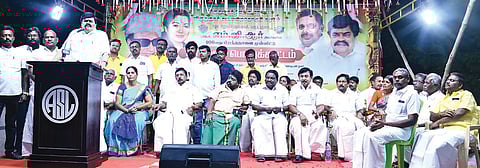 விருதுநகரில் நடந்த எம்.ஜி.ஆர்.பிறந்த நாள் விழா பொதுக்கூட்டத்தில் முன்னாள் அமைச்சர் கே.டி.ராஜேந்திர பாலாஜி பேசினார். அருகில் மாவட்ட அ.தி.மு.க. அவைத் தலைவர் எஸ்.ஆர். விஜயகுமரன், மாநில எம்.ஜி.ஆர். மன்ற துணைத் தலைவர் கலாநிதி, நகர செயலாளர் நைனார் முகமது, ஒன்றிய செயலாளர்கள் கே.கே.கண்ணன், மச்ச ராஜா, தர்மலிங்கம்  உள்ளனர்.