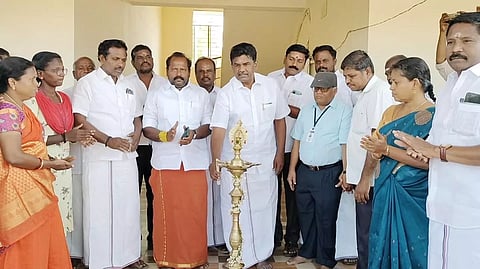பொதுக்கூட்டத்தில் முன்னாள் அமைச்சர் வைகைசெல்வன் பேசினார். அருகில் முன்னாள் அமைச்சர் பாஸ்கரன், மாவட்ட செயலாளர் செந்தில்நாதன் எம்.எல்.ஏ. மற்றும் நிர்வாகிகள் உள்ளனர்.