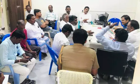 கீழக்கரை தாசில்தார் சரவணன் தலைமையில் சமாதான கூட்டம் நடந்தது