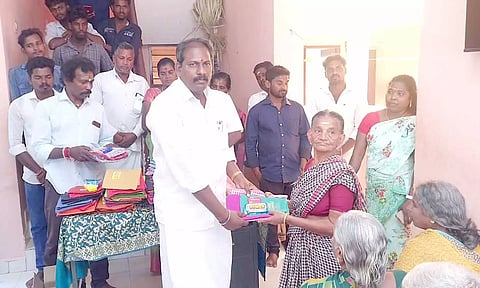 நலத்திட்ட உதவிகள் வழங்கப்பட்டது.
