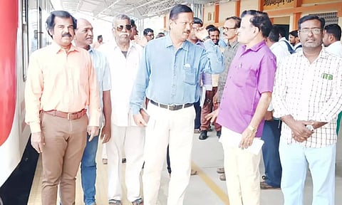 அகல ரெயில் பாதை பணிகளை ரெயில்வே அதிகாரிகள் ஆய்வு செய்தனர்.