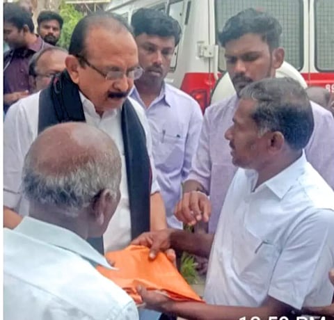 கீழக்கடையம் பஞ்சாயத்து தலைவர் பூமிநாத் ம.தி.மு.க. பொதுச்செயலாளர் வைகோவிடம் மனு கொடுத்த காட்சி