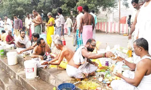 லட்சுமி நரசிம்மர் கோவில் தக்கான் குளக்கரையில் முன்னோர்களுக்கு பித்ரு தர்ப்பணம் செய்த போது எடுத்த படம்.