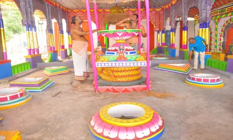 யாக சாலை பூஜைகள் நடத்த குண்டங்கள் அமைக்கப்பட்டிருந்த காட்சி.